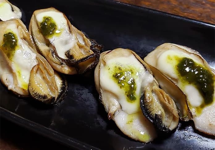焼き牡蠣のバジルチーズ